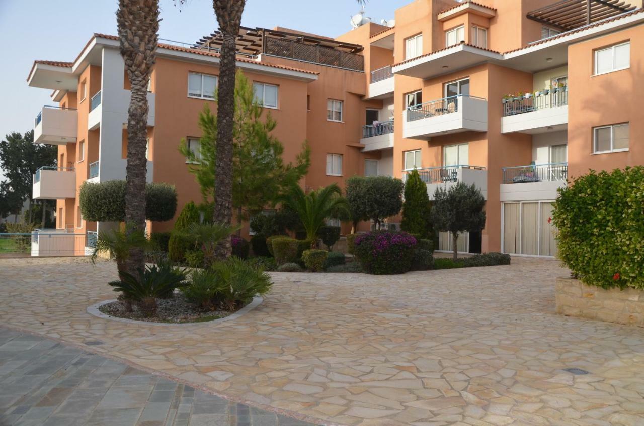 Iris Village Paphos 外观 照片
